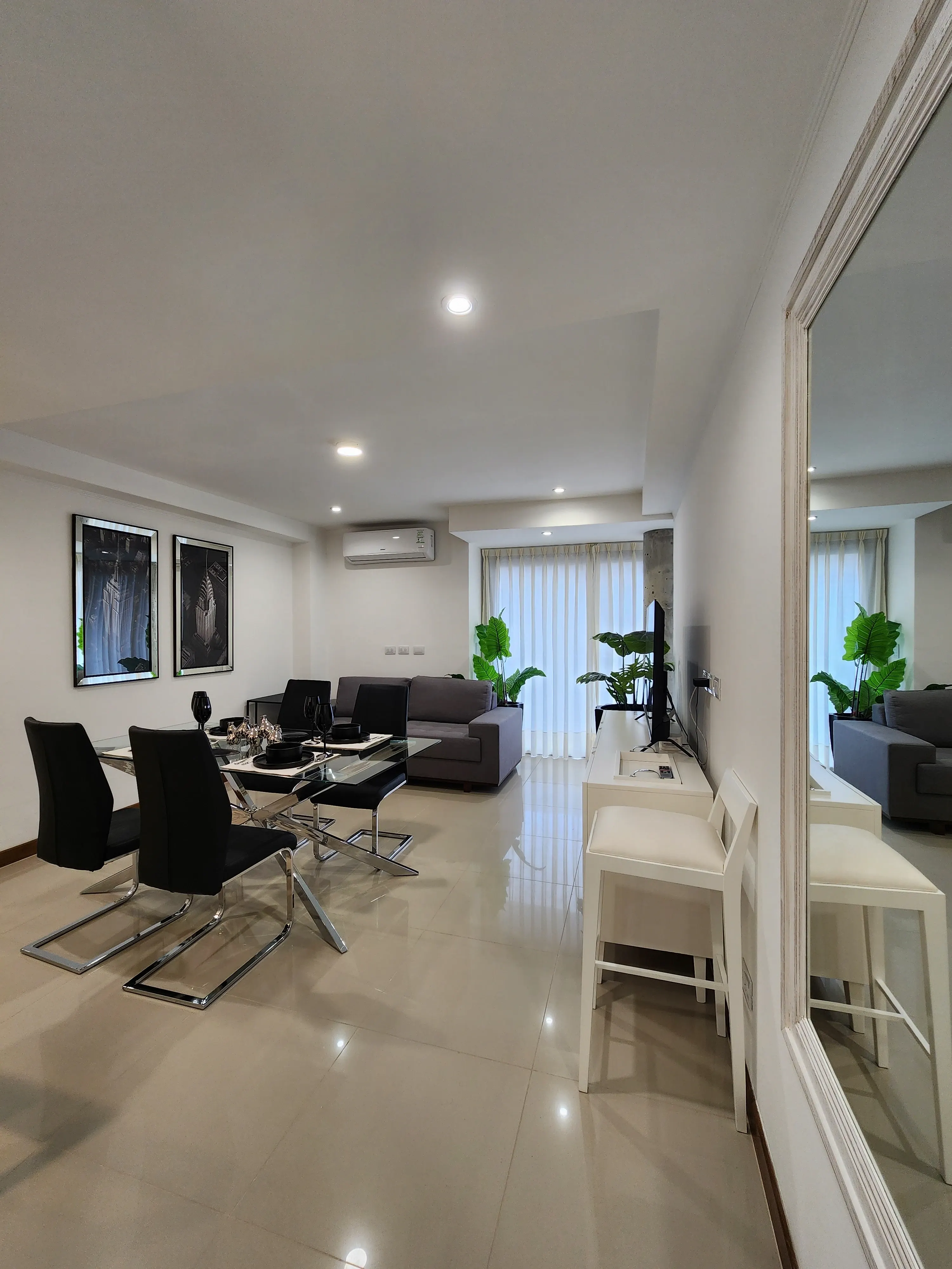 Living comedor con sillón, mesa, cuadros y espejo de pared