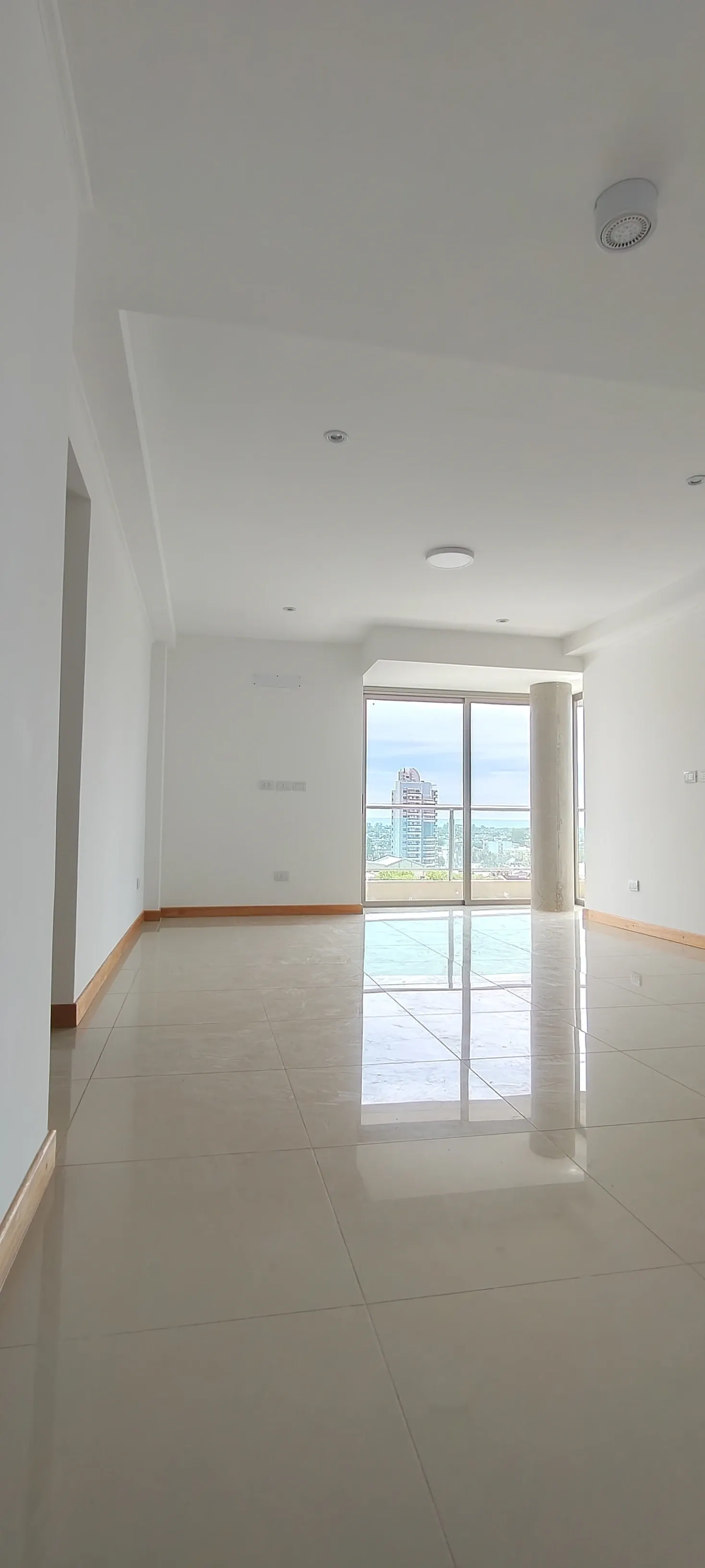 Living comedor con ventanales amplios y vista a la ciudad