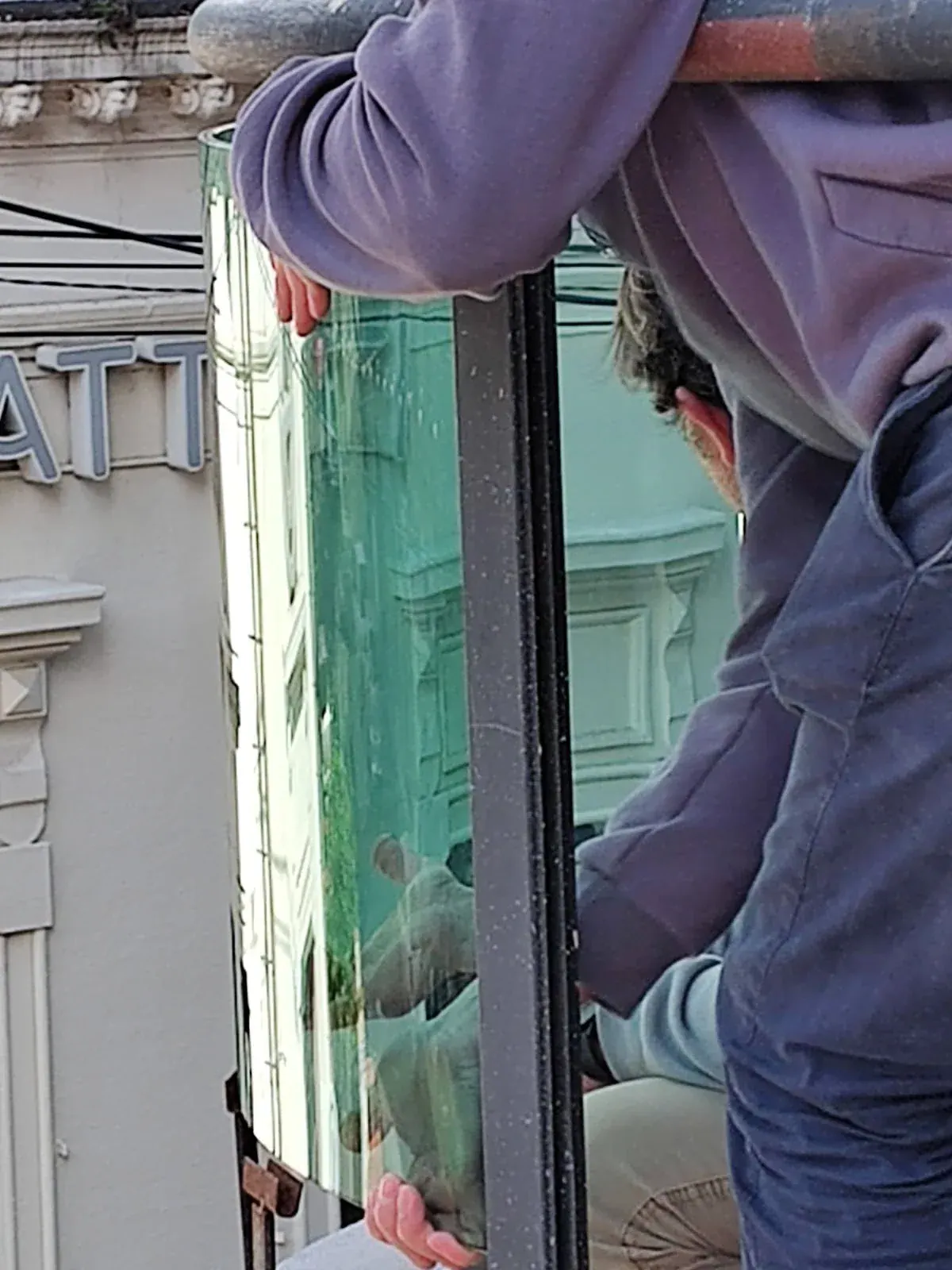 Instalación de un vidrio en la fachada del edificio, obra en construcción